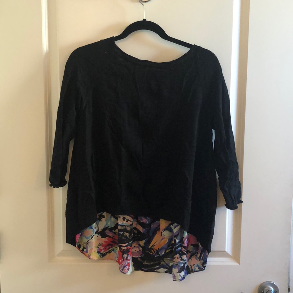 Black 3/4 sleeve sweater with pattern